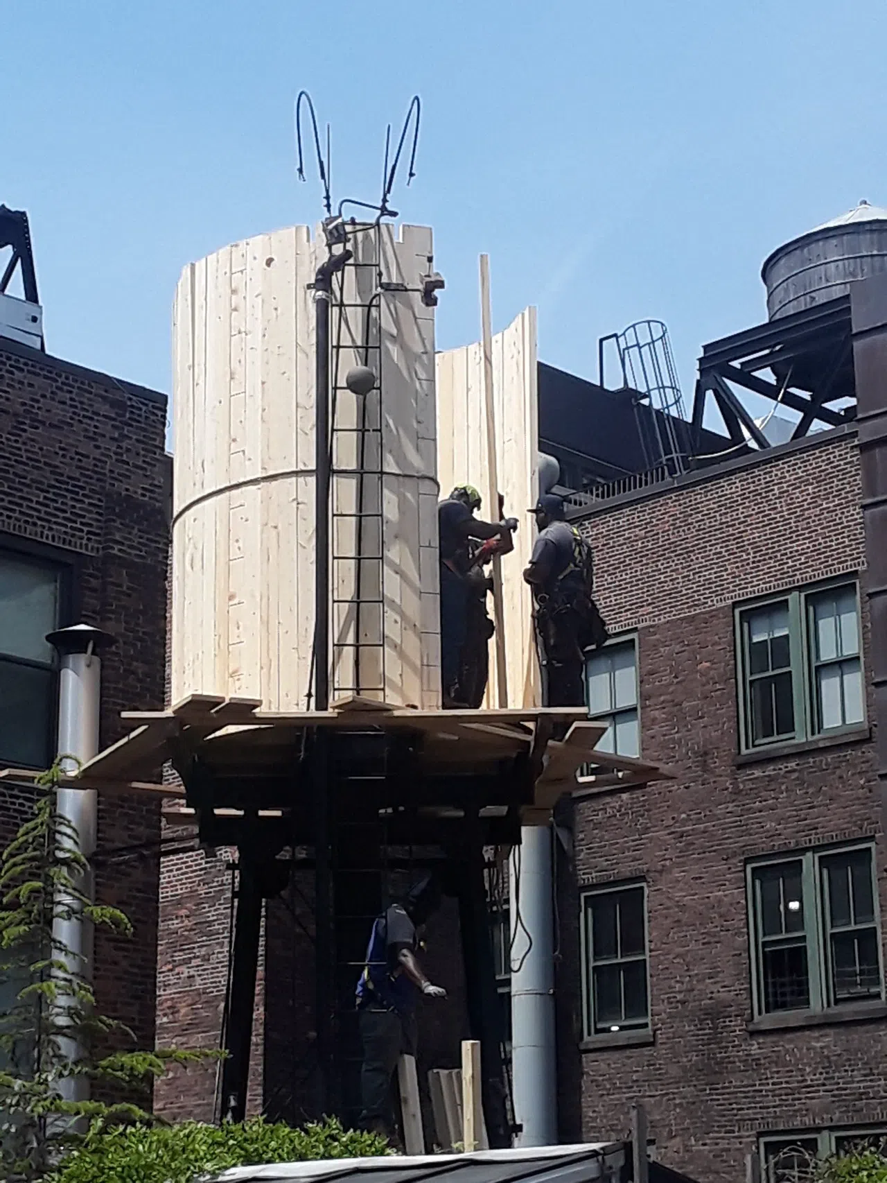I Cooper che ancora costruiscono i serbatoi d'acqua sui tetti di New York