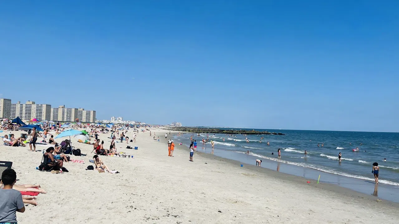 I Rockaways d'Estate: la spiaggia selvaggia di New York City alla fine della linea A